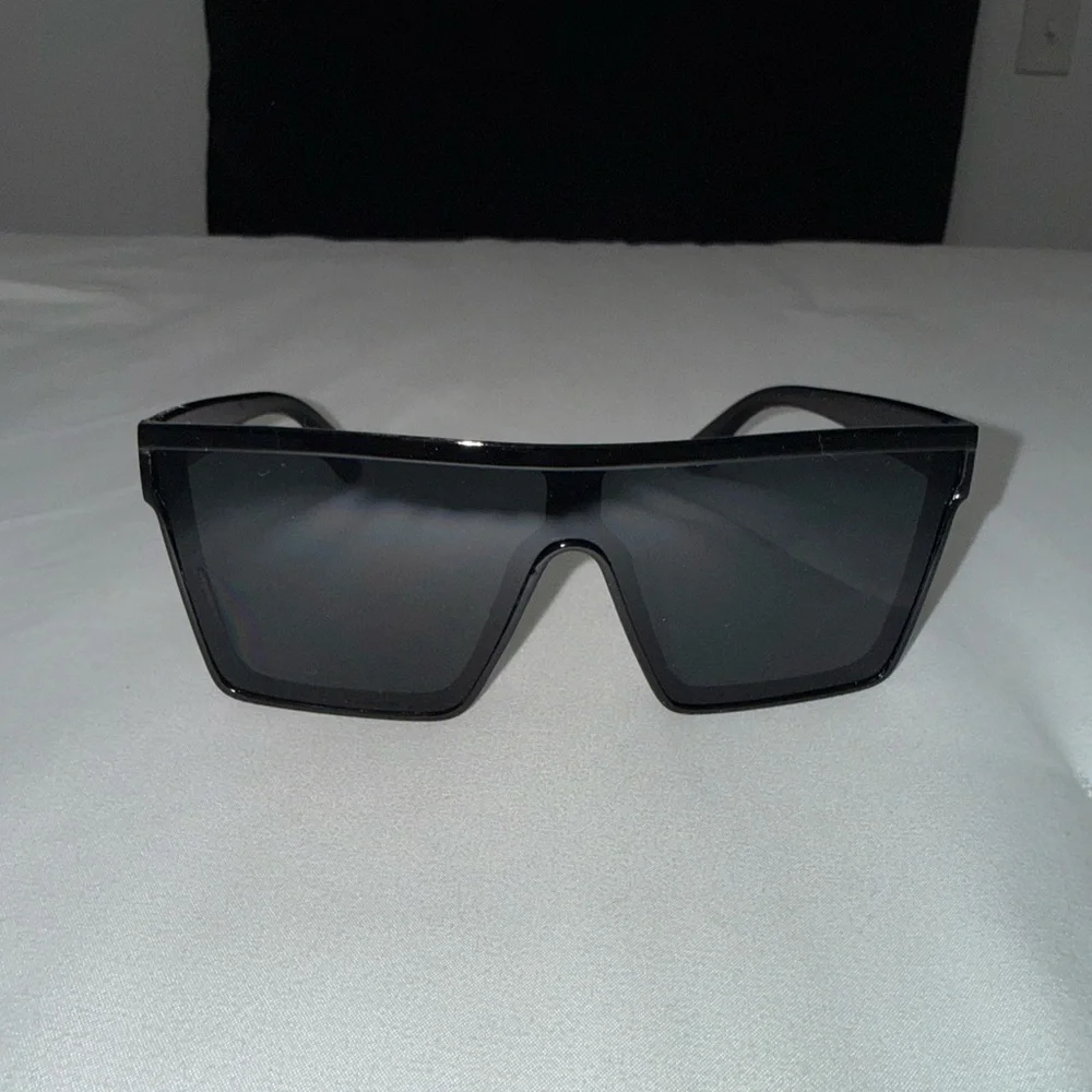 Black Rectangular Sunglasses - Picture 4 of 7